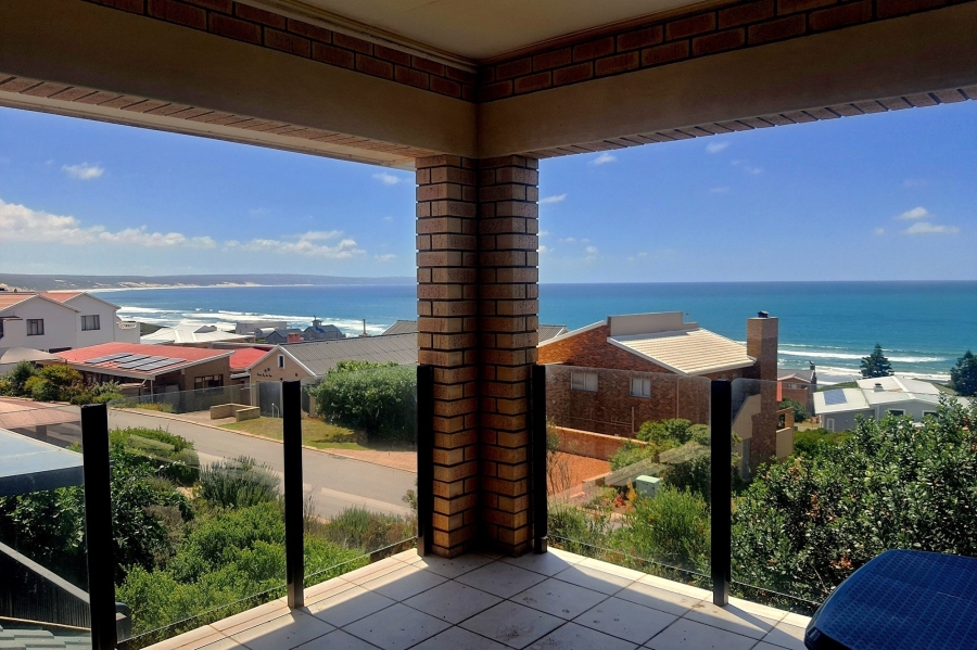 4 Bedroom Property for Sale in Boggomsbaai Western Cape